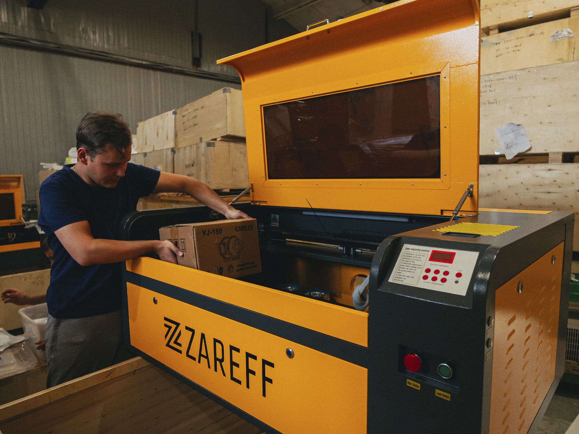 Сотрудник упаковывает станок