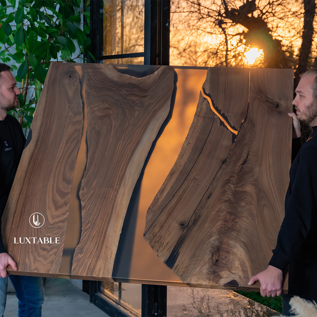 Epoxidharz Tische Alagoas aus europäischem Nussbaum und hellblauem Epoxidharz mit Metallic Effekt