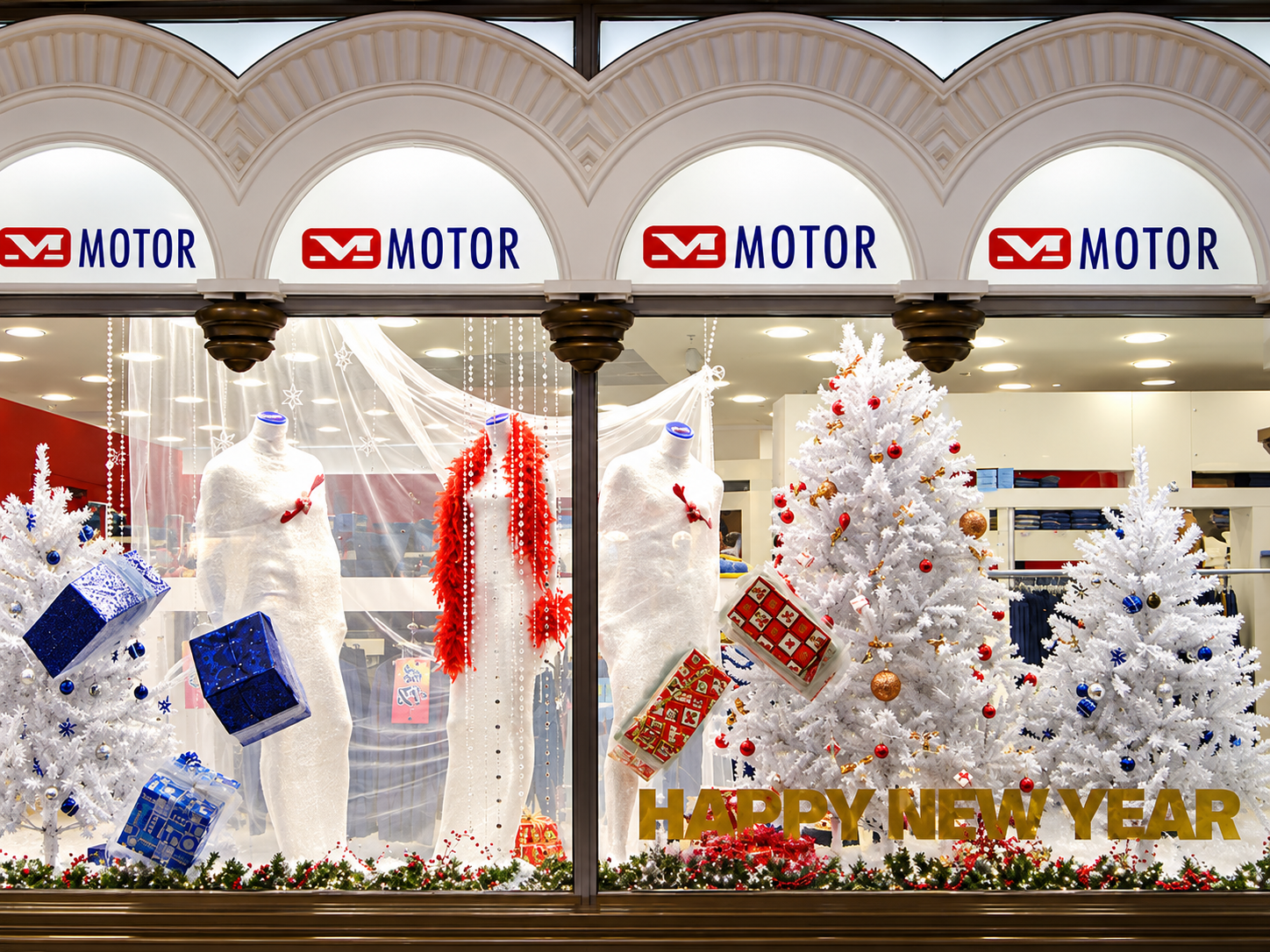 Новогодняя витрина MOTOR с ледяными манекенами
