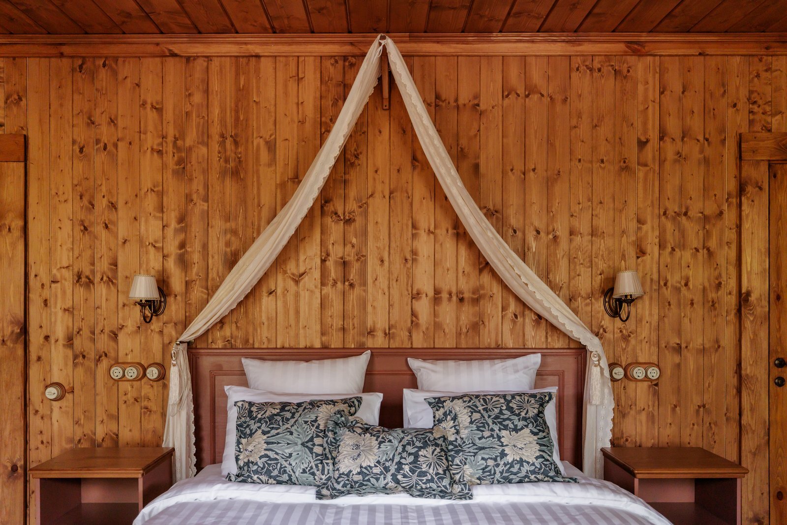 Кровать с балдахином в лесной избе, усадьба Троицкое