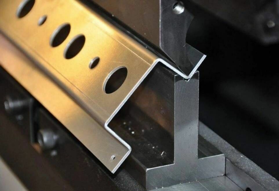 Что представляет собой гибка листового металла: ключевые основы технологии