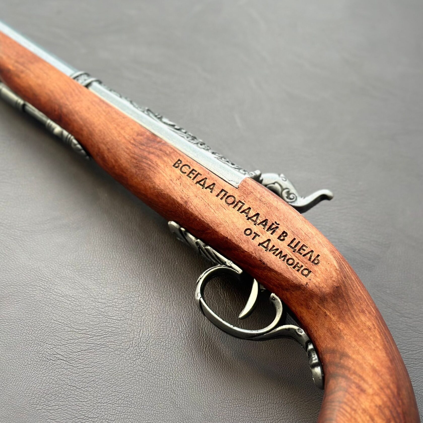 Гравировка на деревянных частях оружия, индивидуальный дизайн — StekloWood Киров