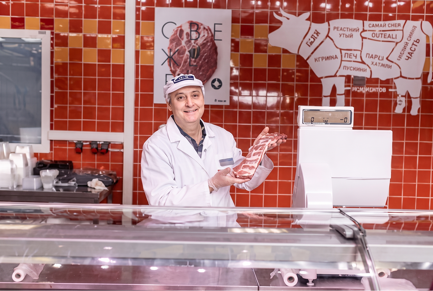 Повар в санитарной форме с готовой продукцией