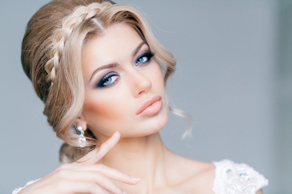 Прическа и макияж на свадьбу для блондинок