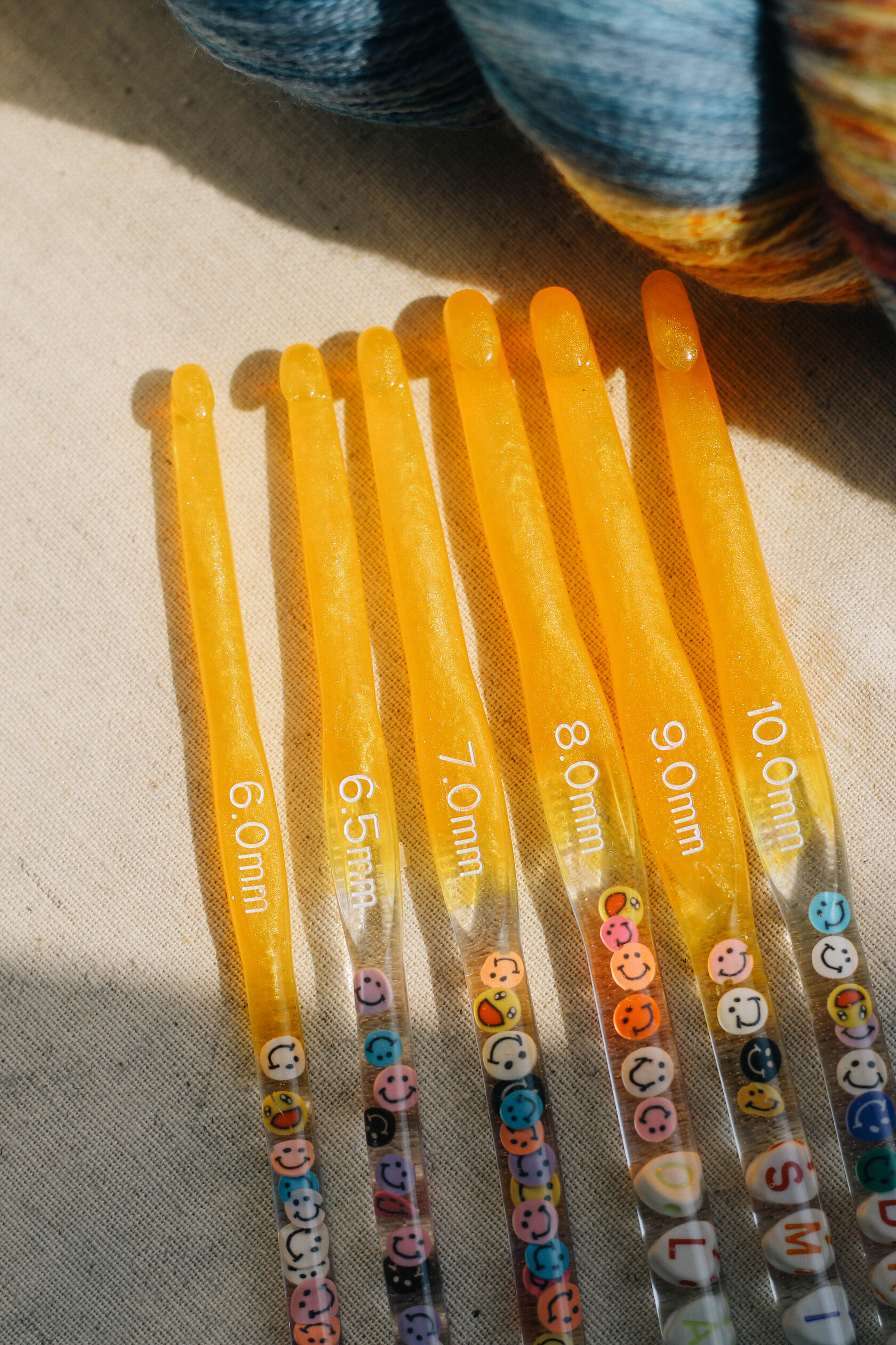 Крючки для вязания из эпоксидной смолы желтые