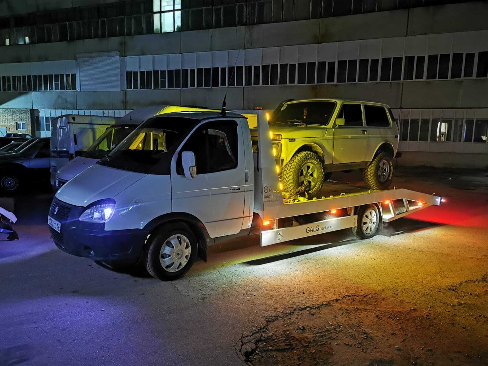 Эвакуатор с ломаной стационарной платформой