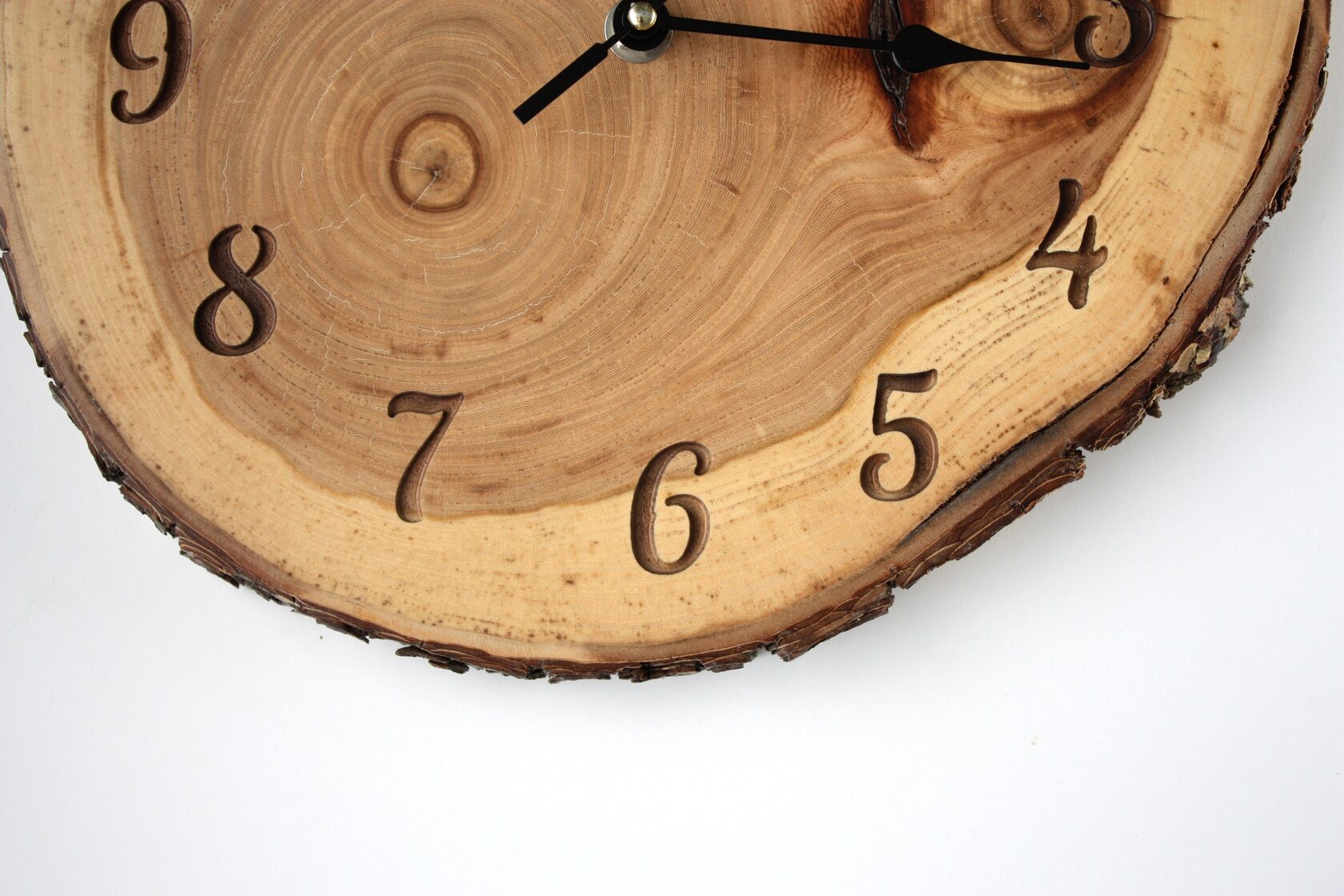 Часы из спила дерева