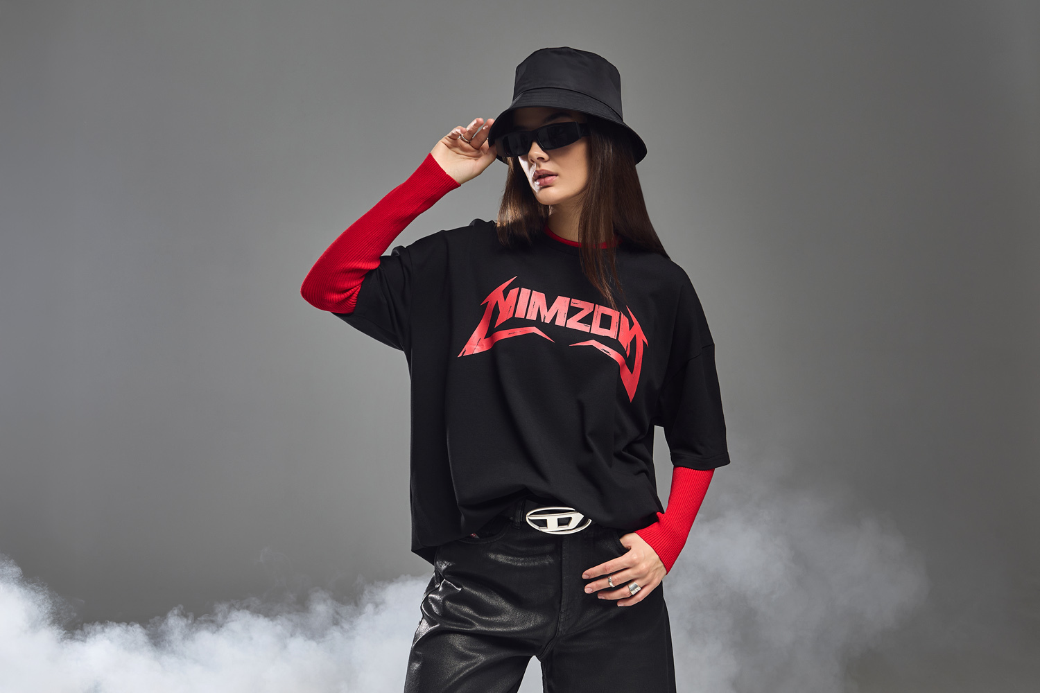 съемка одежды на девушке модели на сером фоне