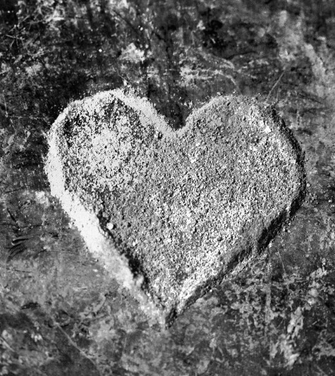 спина монаха во время практики медатиции