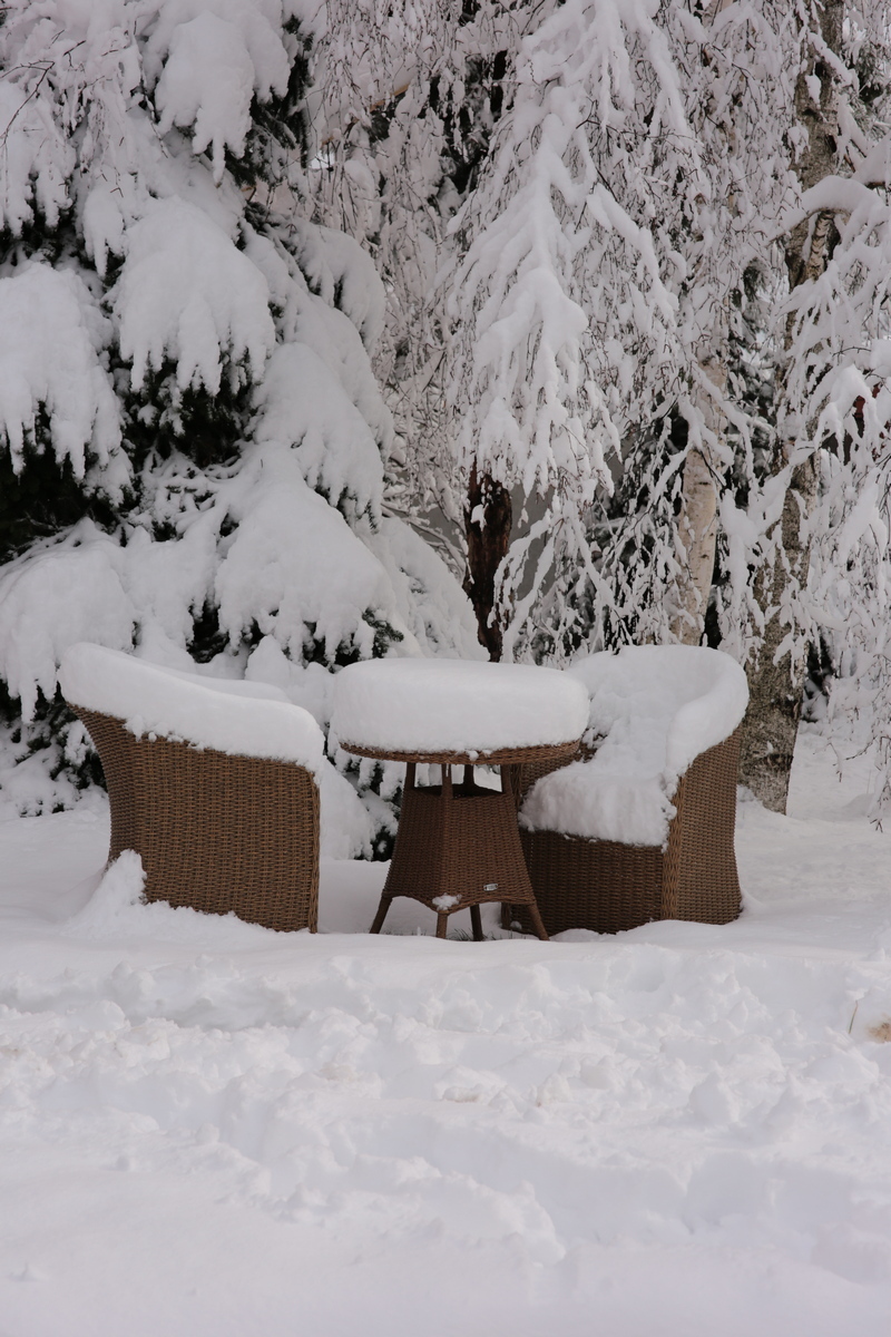 Ротанговый комплект под снегом в саду