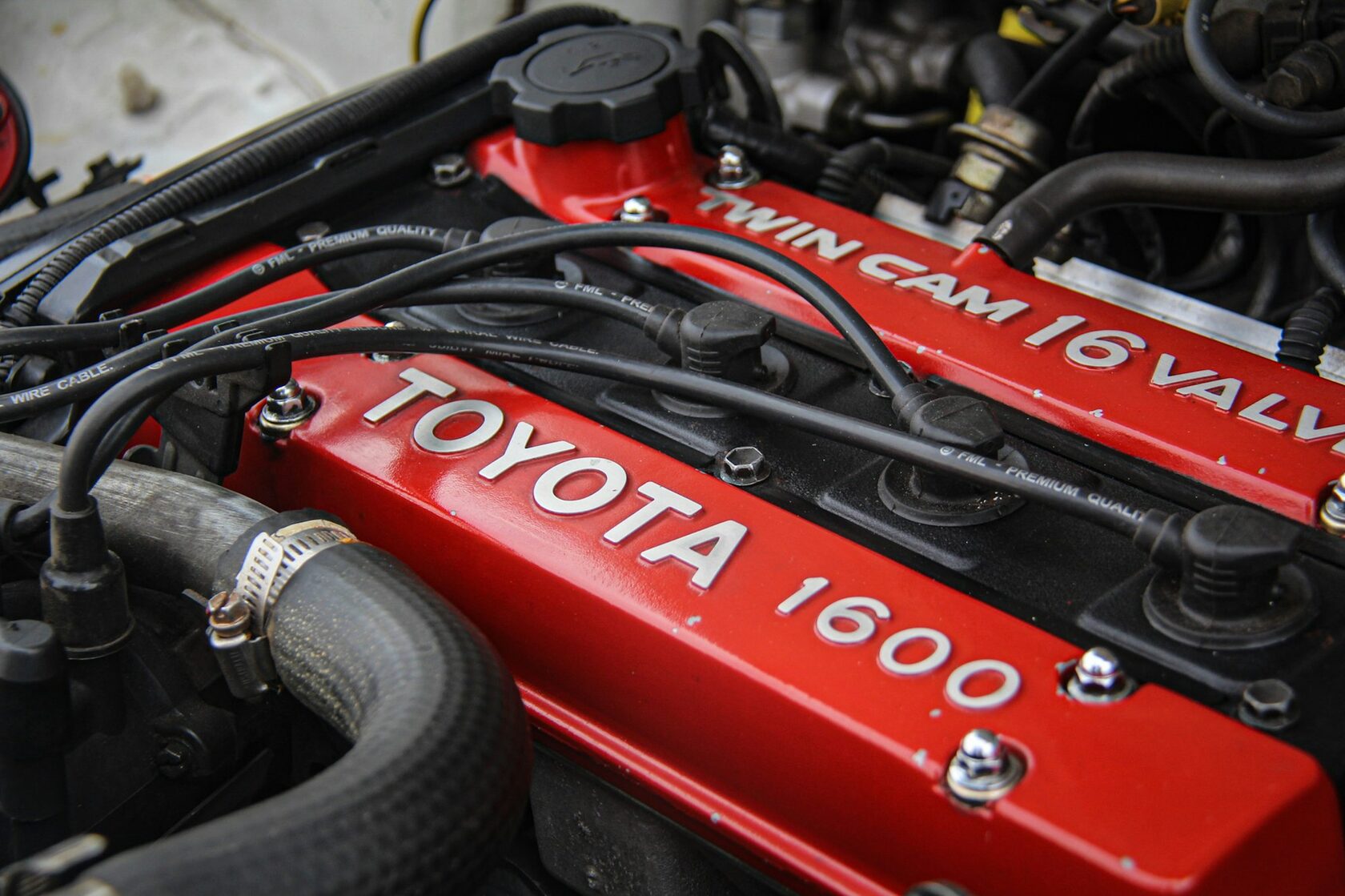 Классический 2JZ-GTE в подкапотном пространстве