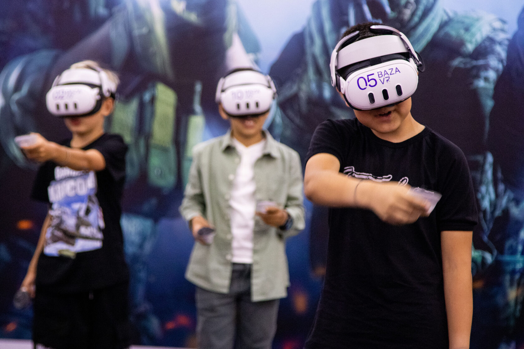 Где отметить день рождения ребенка 10 лет: дети играют в командный VR-шутер на арене Baza VR в Москве.