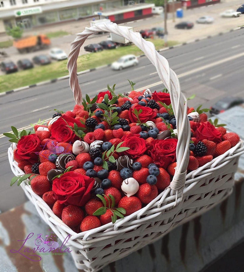 Букеты нижний новгород. Клубничные корзинки. Клубника в шоколаде в корзине. Клубника в корзинке. Шикарный букет клубники в корзине.