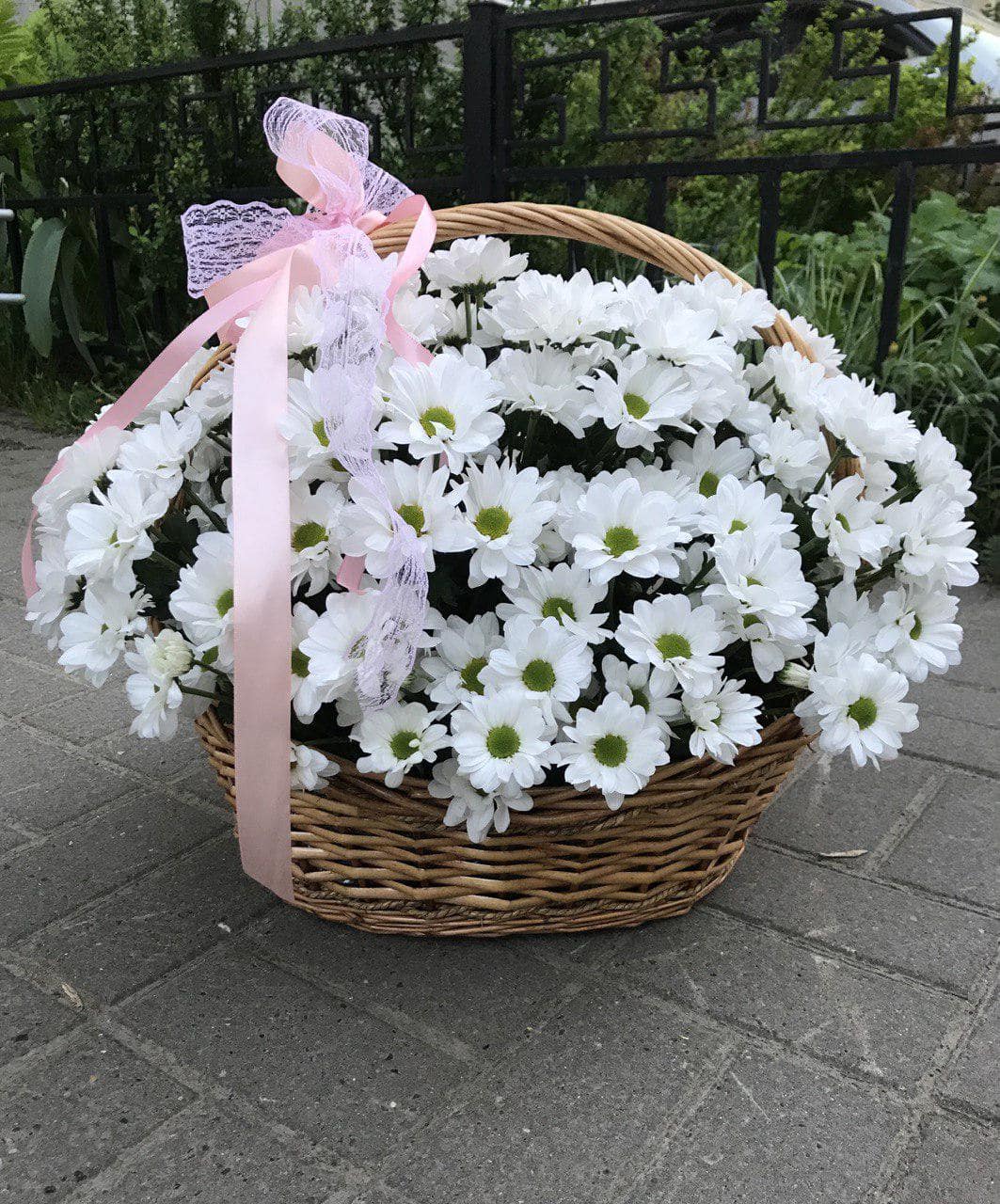 Цветы с доставкой. Цветы в корзине. Хризантемы белые в подарок