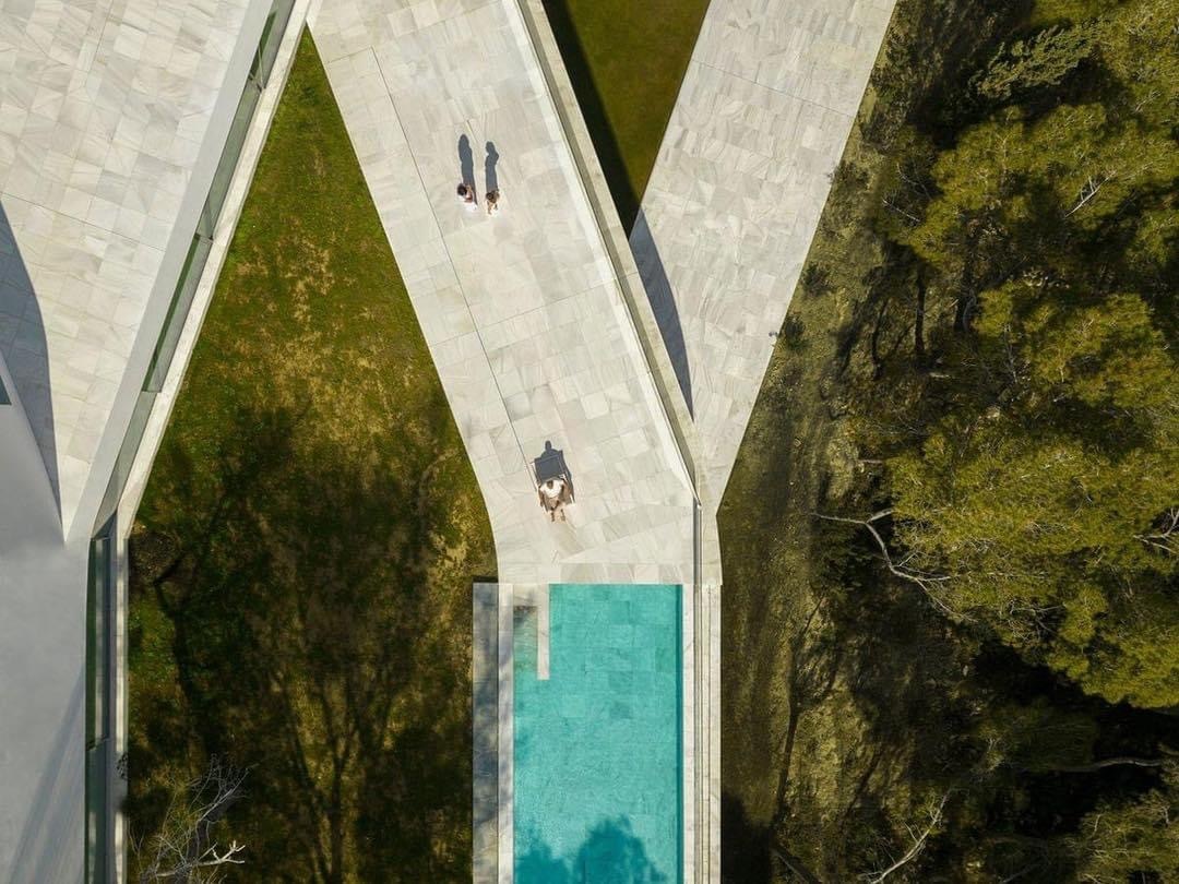 Посадка архитектуры здания на участок