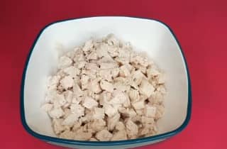 Приготовление салата «Дамский каприз» с курицей и ананасом слоями: шаг 1