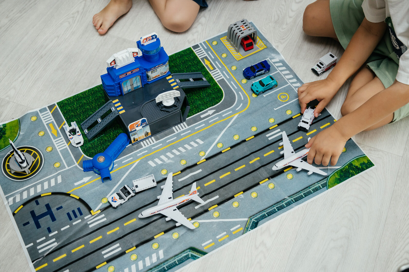 игрушечный аэропорт парковка с самолетами