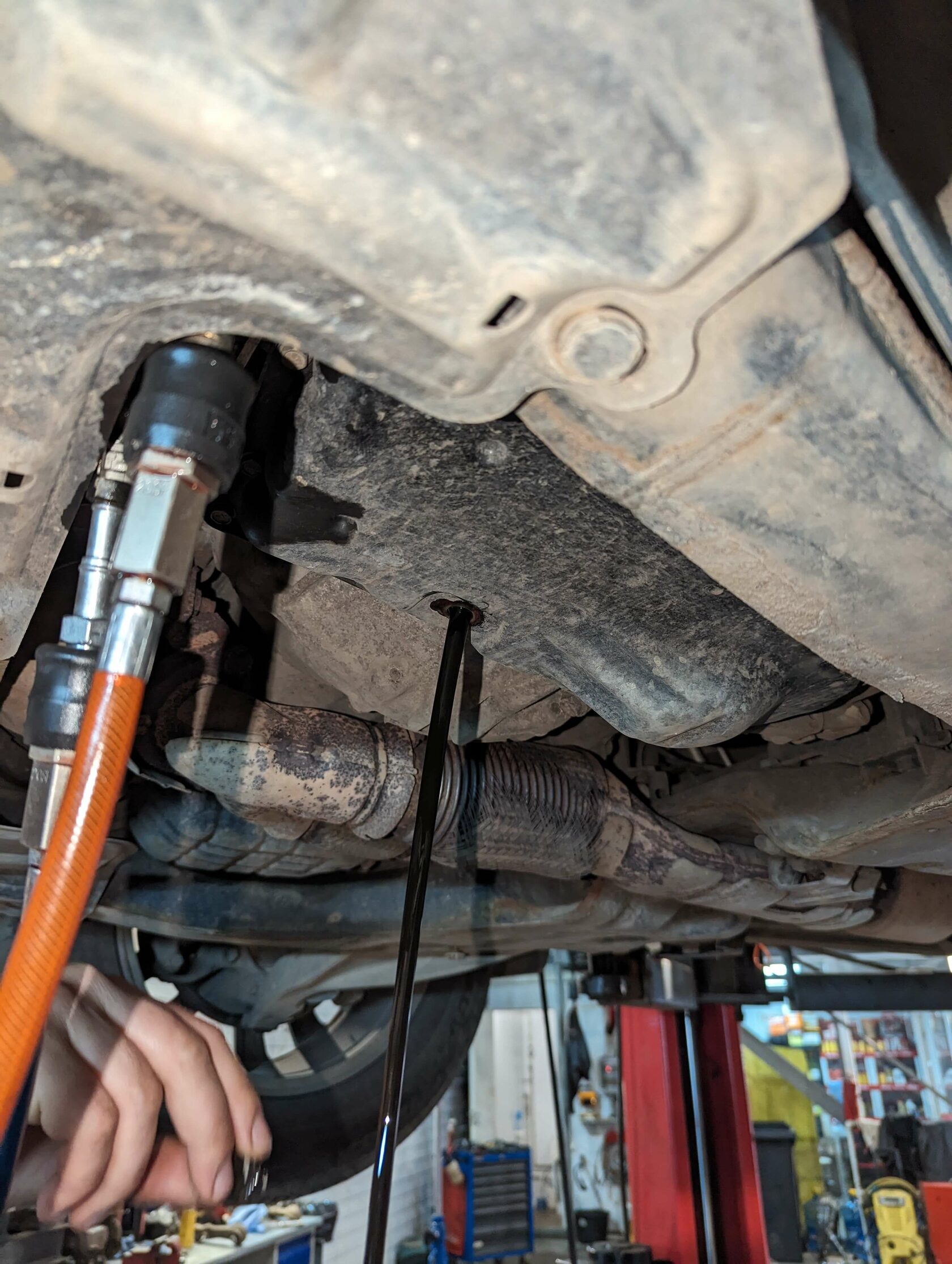 Откручиваем сливную пробку на поддоне и сливаем масло