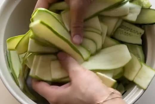 Приготовление салата из свежих кабачков и огурцов по-корейски: шаг 2