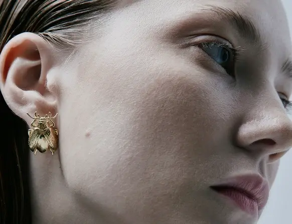 Дизайнерские серьги-жуки из серебра 925 с позолотой Beetle от 11Jewellery на модели