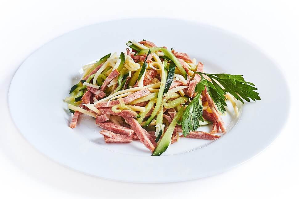 Салат с капустой и колбасой. Колбаса сыр огурец майонез. Салат с помидор и сыра. Салат с помидорами и сыром. Колбаса сыр огурец майонез.