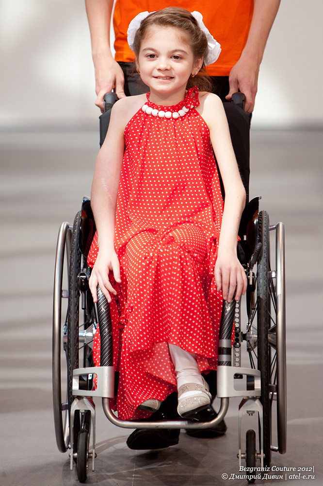 Люди с церебральным параличом. Дети с ДЦП. Девочка инвалид. Одежда для детей инвалидов. Одежда для людей с ограниченными возможностями.