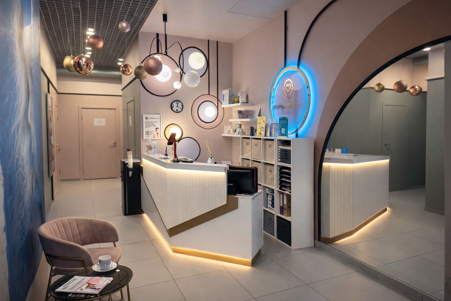 Зона ресепшена клиники Любимый-мастер