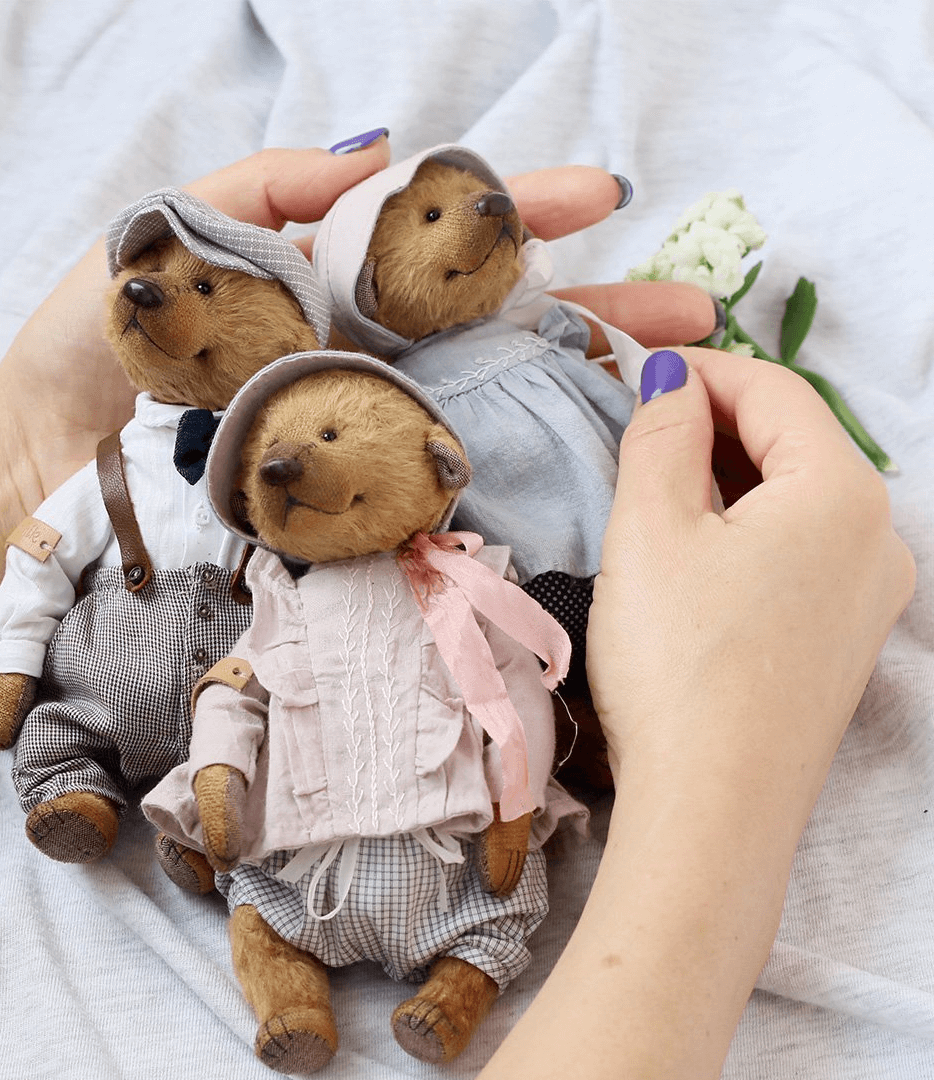 Привет! Меня зовут Лариса Гаврикова и я создаю авторские игрушки ручной работы в стиле мишек Тедди, а еще учу этому всех желающих на своих онлайн курсах и очных мастер-классах.