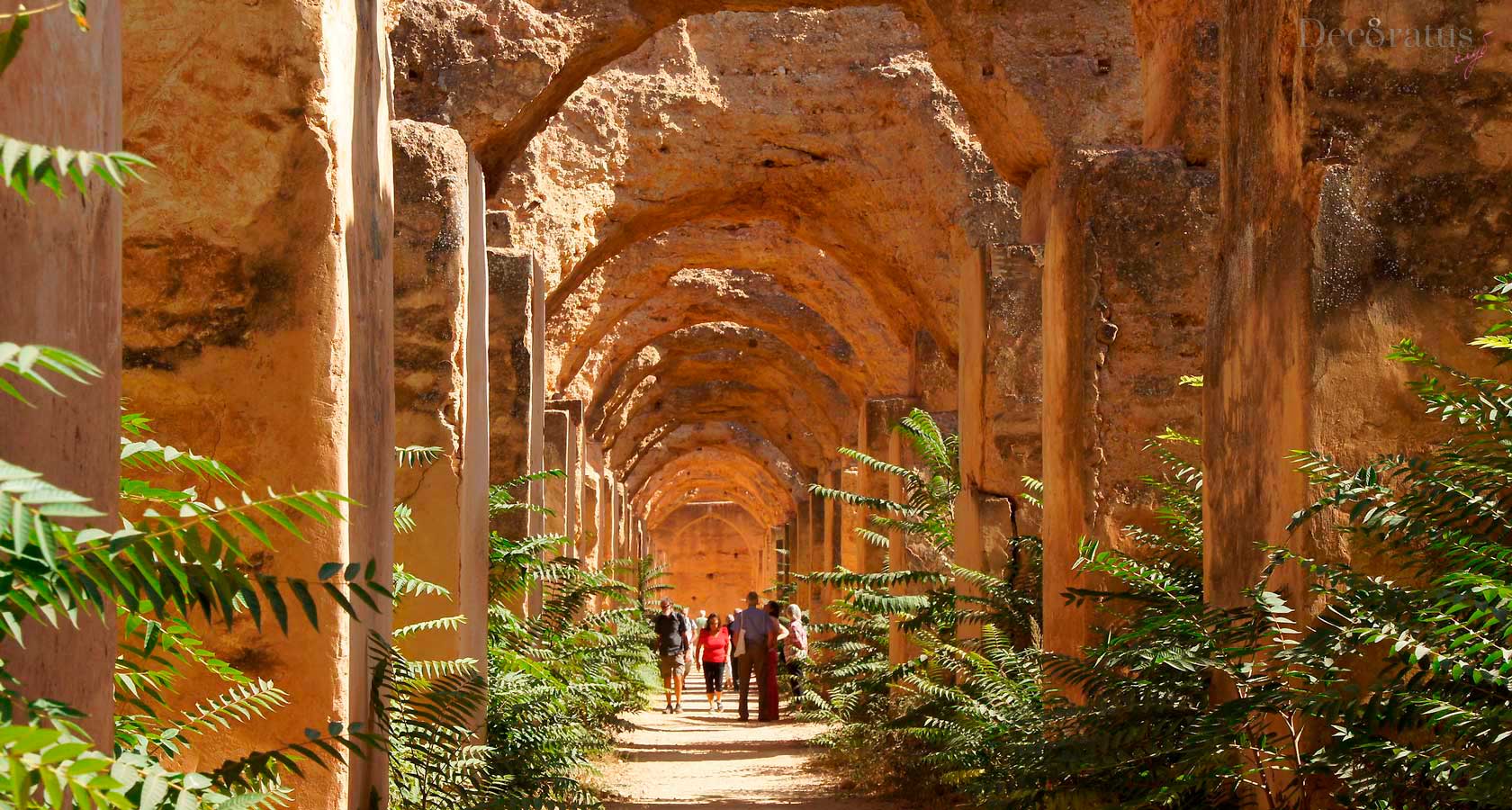 Царские конюшни Руа и стены Королевского Дворца Дар Эль Ма в Мекнесе в Марокко