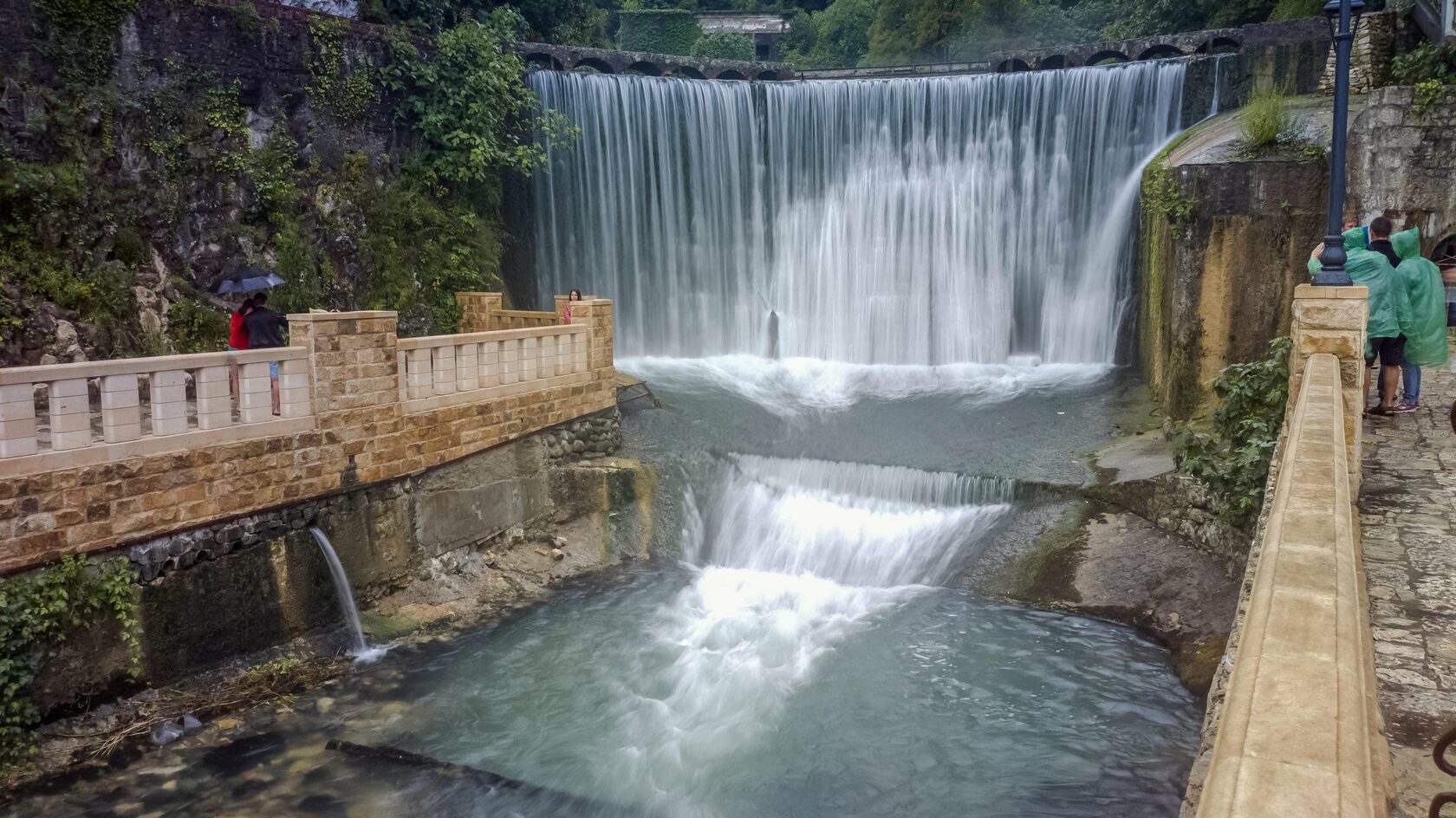 Новоафонский рукотворный водопад