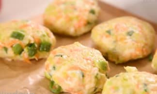 Приготовление оладий из кабачка и картофеля с сыром на сковороде: шаг 8