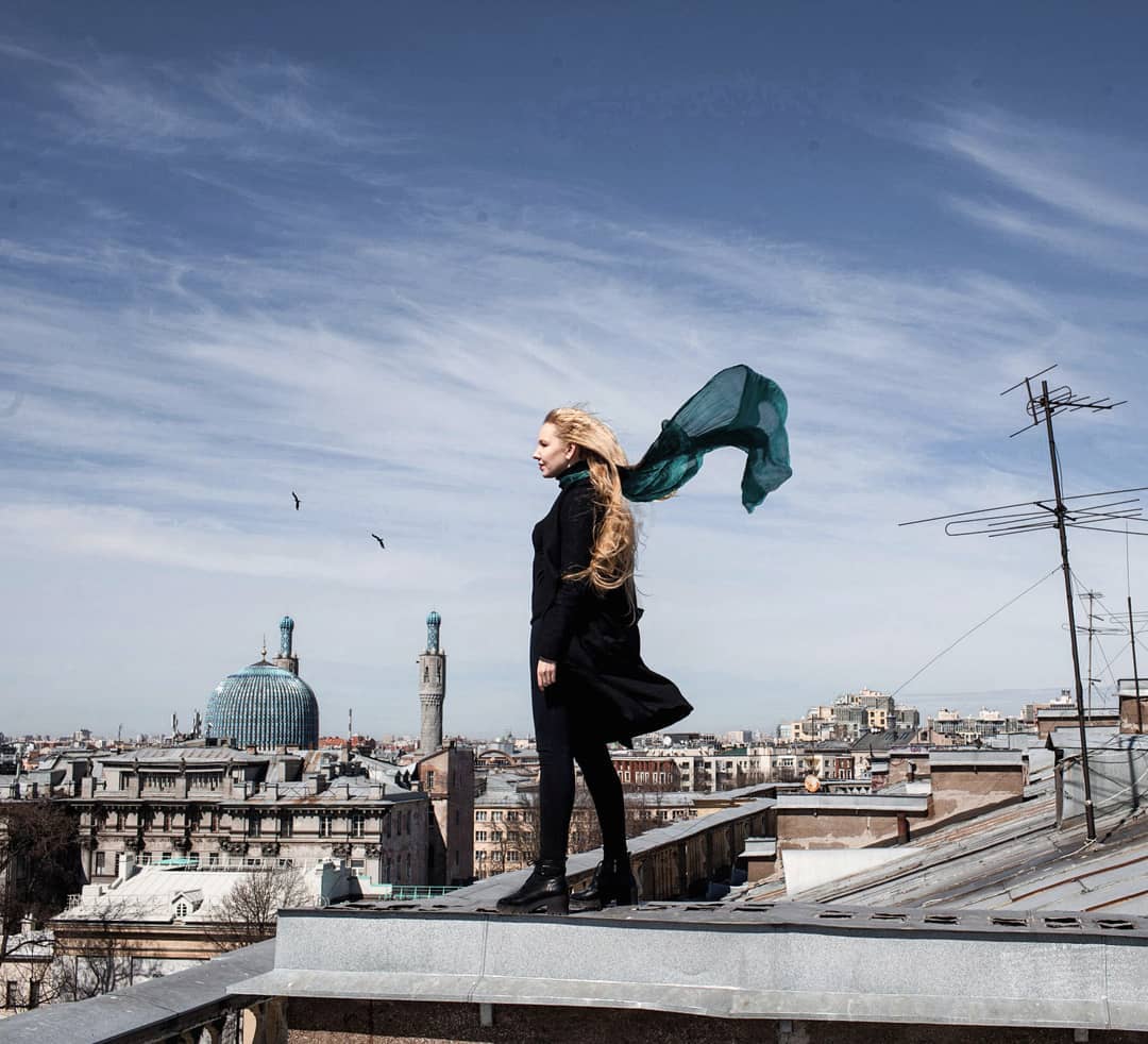 Час девушка петербург. Экскурсия по крышам Санкт-Петербурга 2022. Фотосессия на крыше. Прогулка по крышам Питера. Экскурсия на крыше.