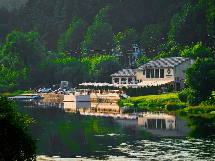 Ресторан «Пристань» расположен на берегу Москва-реки в Звенигороде