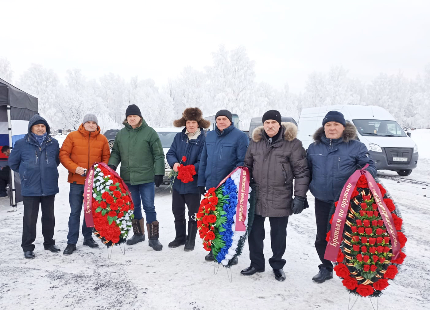 Ветераны Афганской военной компании у открывшегося памятника погибшим воинам. 