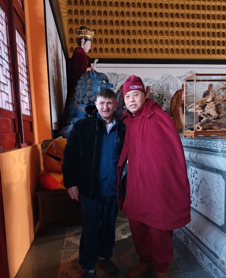 счастливый россиянин в Китае после лечения зубов