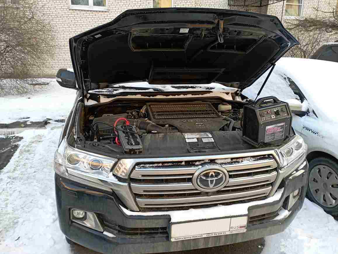 Запустили двигатель, прикурили аккумулятор Toyota Land Cruiser 200 на Ланском шоссе в Приморском районе Санкт-Петербурга