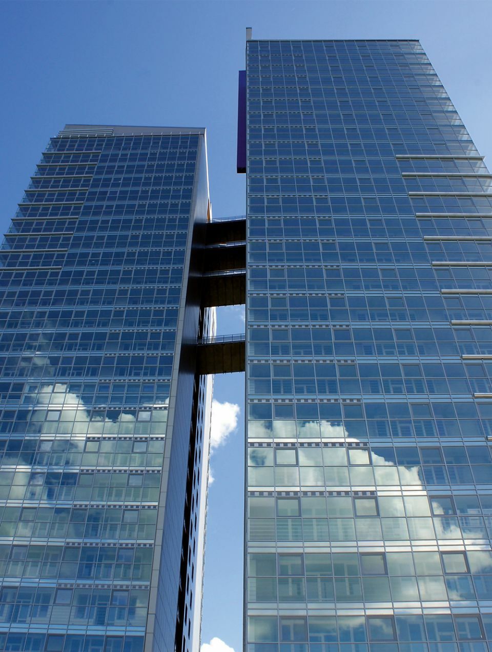 Пермь самое высокое здание жемчужина. Небоскрёб парус екатеринбург. Высотки уфы. Пермь небоскребы. Пермь небоскребы.