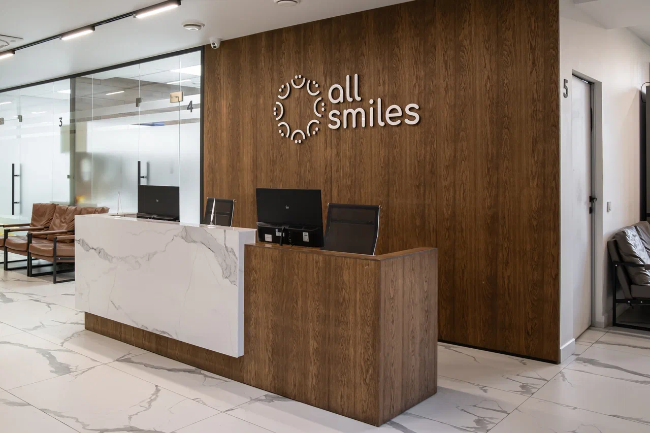 Врач и пациентка в клинике All Smiles