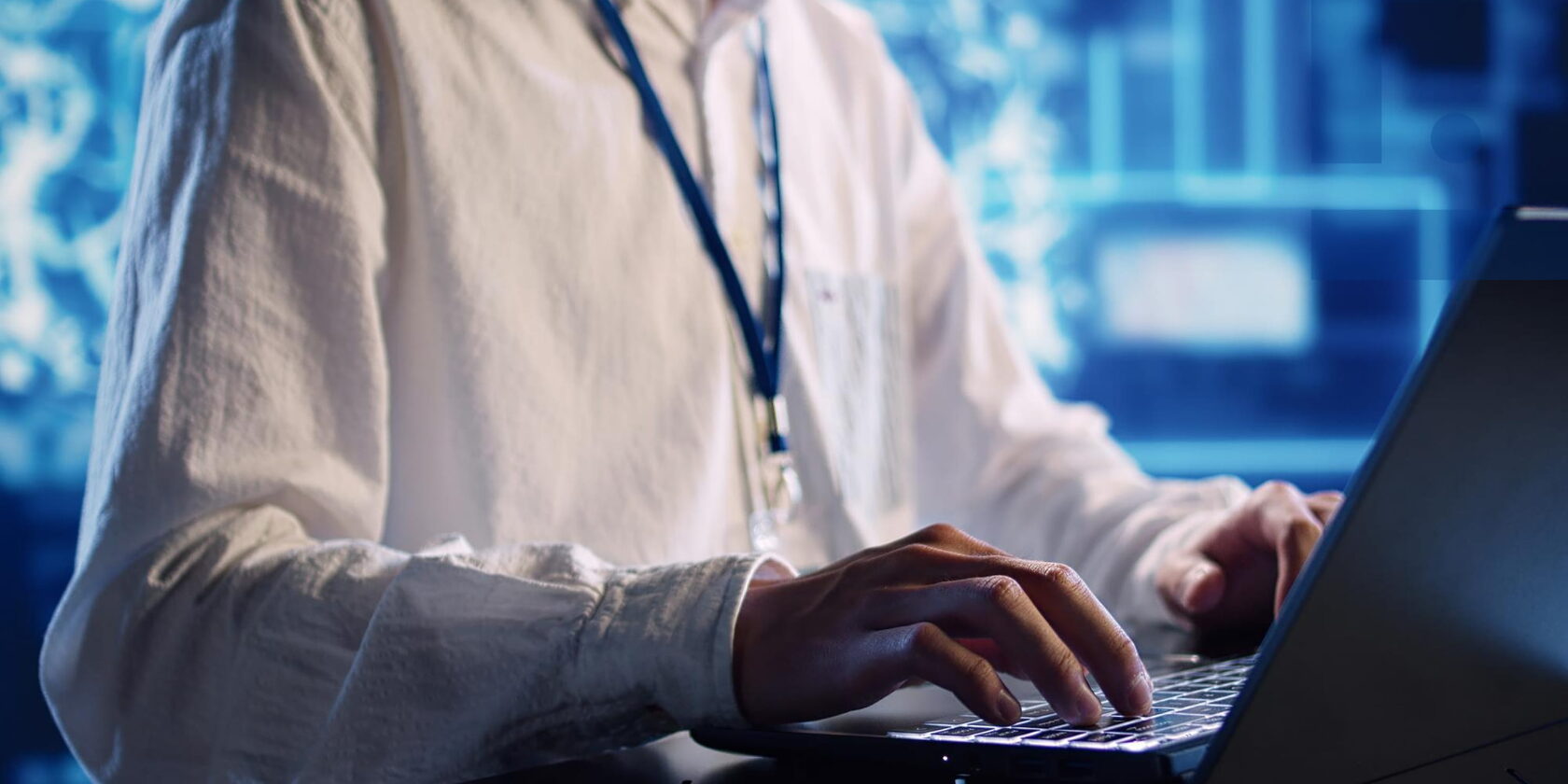 Specialist care lucrează la laptop într-un mediu digital, simbol al rezidentului Moldova IT Park, serviciilor IT, SaaS, dezvoltării web și businessului tehnologic.