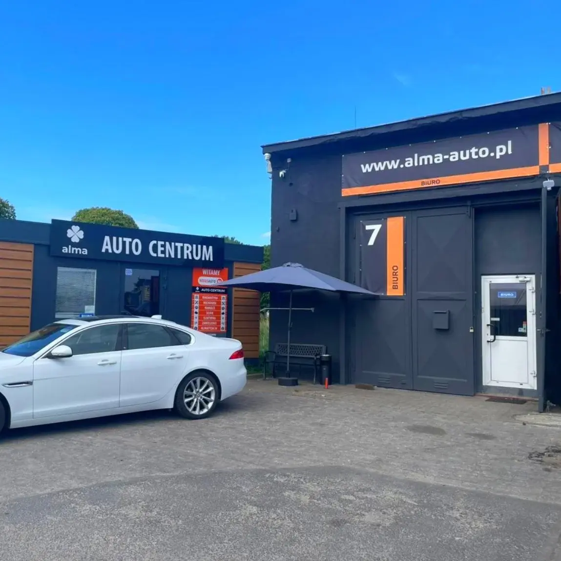 Budynek warsztatu ALMA AUTO przy ul. Karmelkowej 33–35