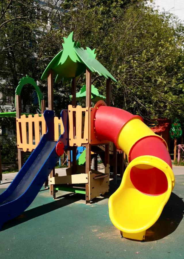 Новая отремонтированная детская горка