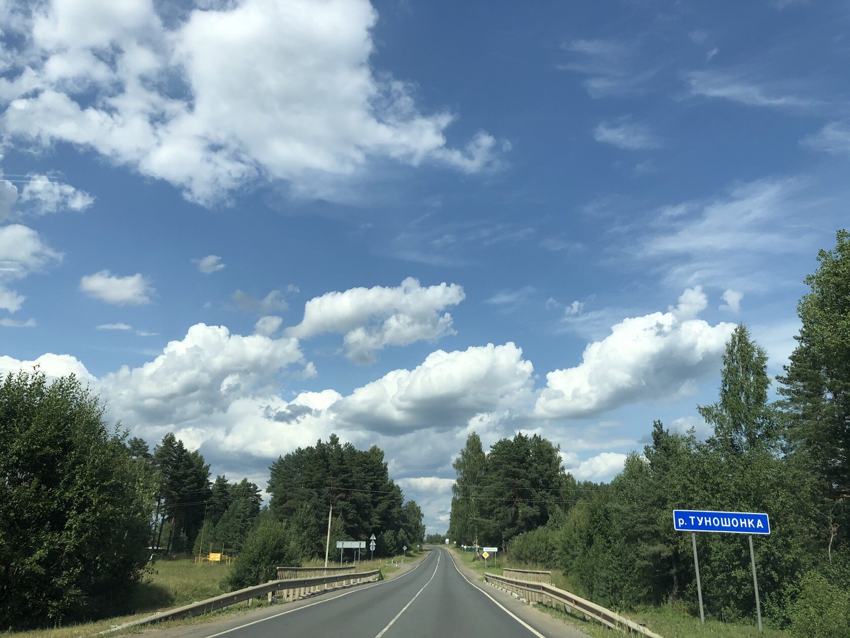Ярославль заборное автобусом. Заборчики ярославль. Ярославль заборное автобусом. Рейсовый автобус. Придорожный забор.