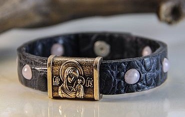 Церковный серебряный браслет с крестом рядом с иконой Божией Матери и четками из агата — купить в интернет-магазине.