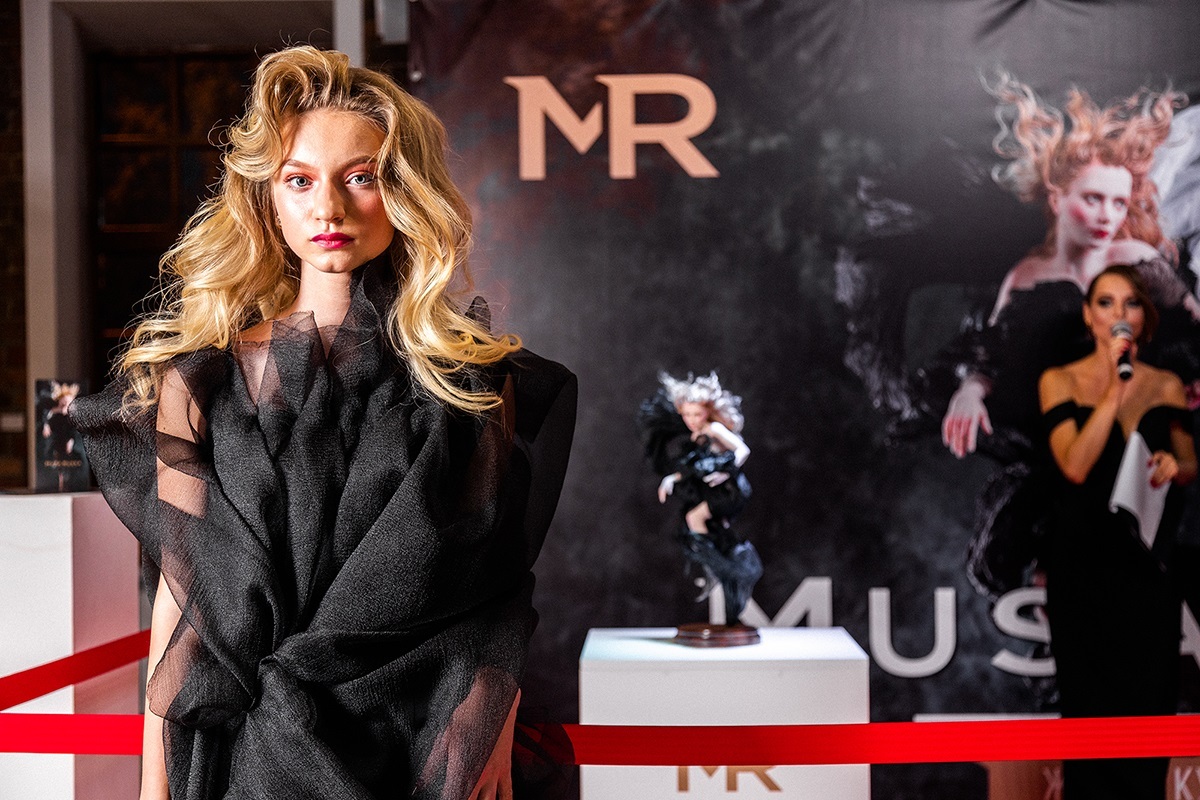 Модель и кукла Musa Russa на неделе моды