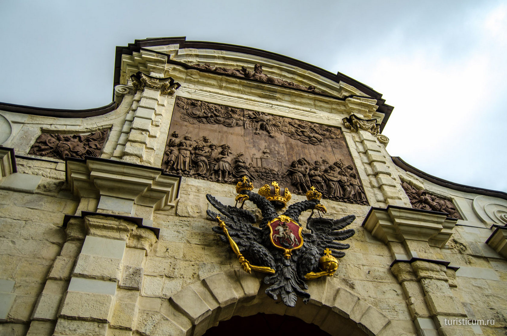 Петербург орел. Петровские ворота Петропавловской крепости в Санкт-Петербурге. Ворота Петропавловской крепости. Трезини Петровские ворота Петропавловской крепости. Петропавловская крепость ворота Орел.