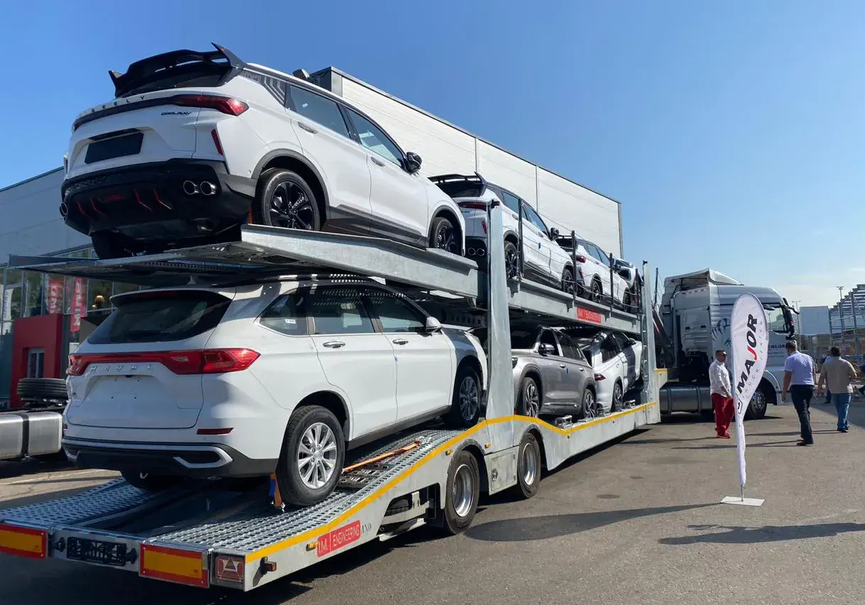 Двухъярусный полуприцеп-автовоз Atlas с легковыми автомобилями