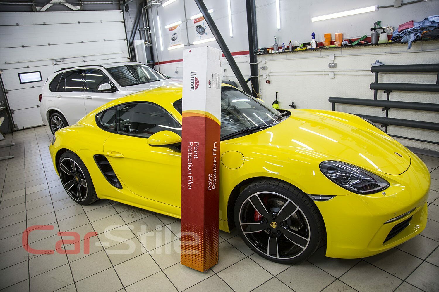 Полная оклейка кузова Porsche Cayman защитной антигравийной пленкой Llumar