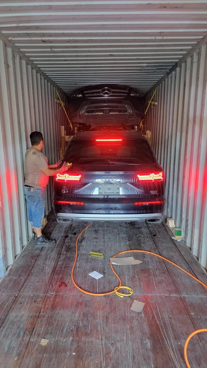 Audi Q7 внутри контейнера
