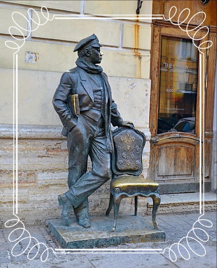 Памятник бендеру в петербурге. Памятник Остапу Бендеру в Санкт-Петербурге на итальянской улице. Памятник Остапу Бендеру.