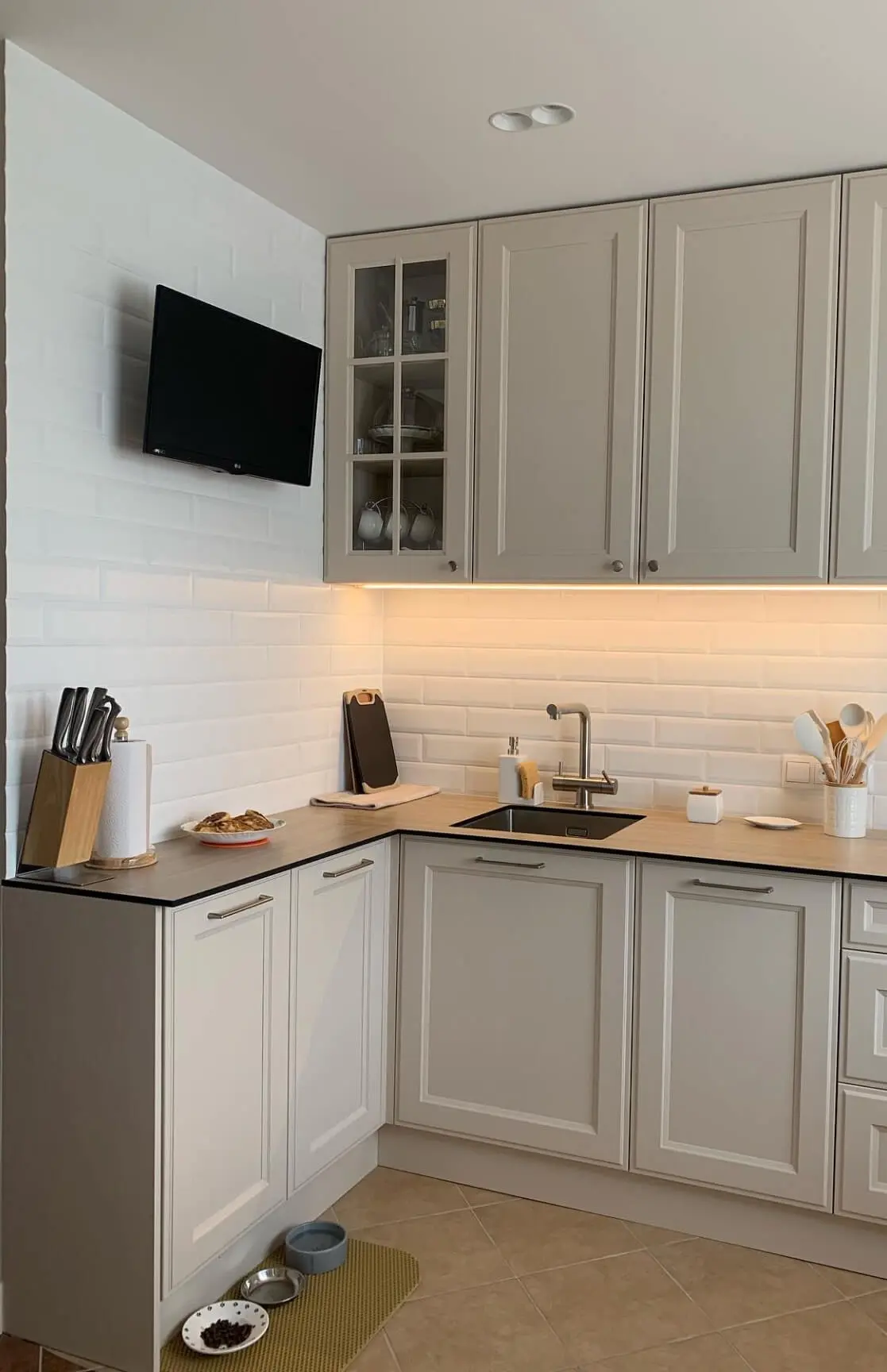 Угловая кухня Монбельяр в неоклассическом стиле